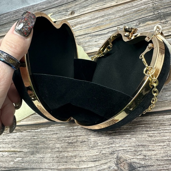 Black Heart Rhinestone Closure NWOT Clutch/Crossbody - Picture 4 of 6